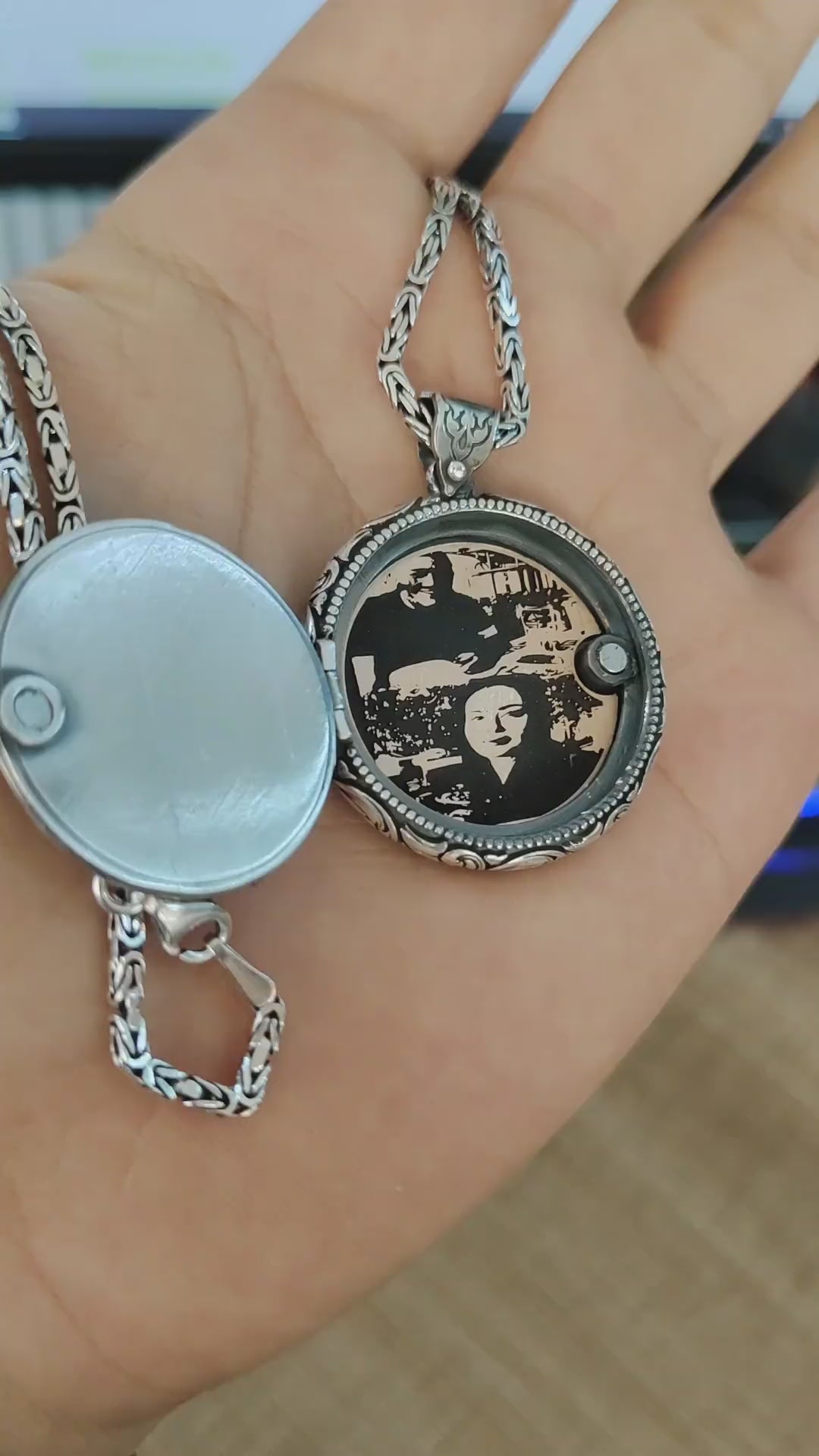 Medallion necklace with picture cover